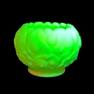 Fenton Lime Green Satin Green Custard Water Lily Flower Bowl